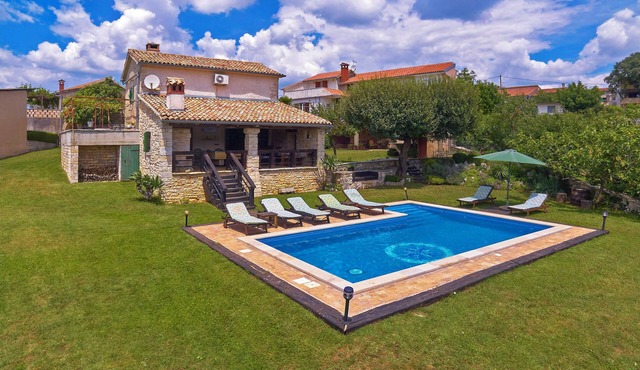 Holiday house Stara Hiža * large garden, private pool, free WiFi