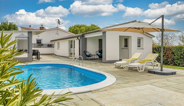 Holiday House Prenc with Private Pool