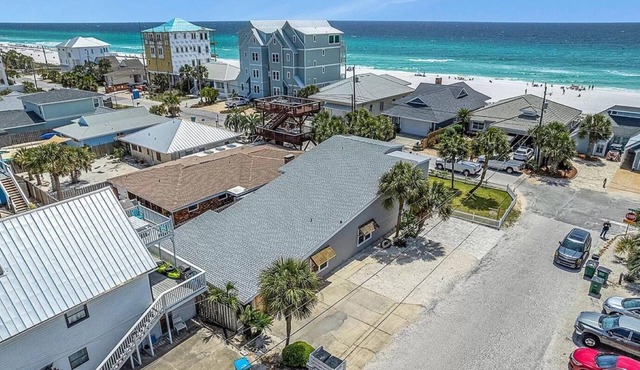 Holiday House - 6 Bedrooms, Hot Tub - Steps from the Beach!