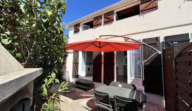 Holiday house, 2 bedrooms,4 people, airco in living room, at only 300m from the beach of.