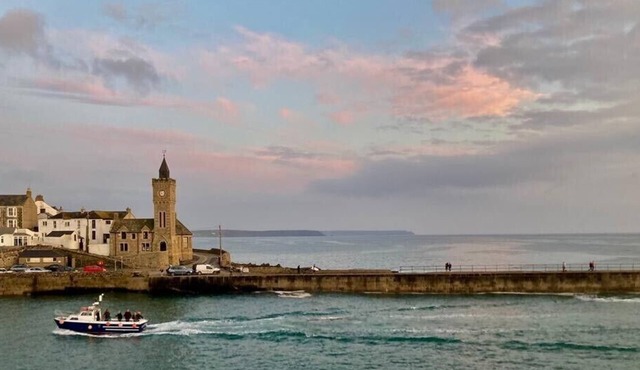 Holiday House 400M walk to beach & 100M to harbour with private Sunny Garden.