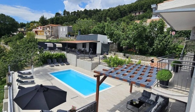 Holiday House Above with pool
