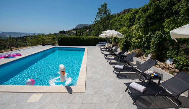 Holiday House App Grace with pool and view in Klis