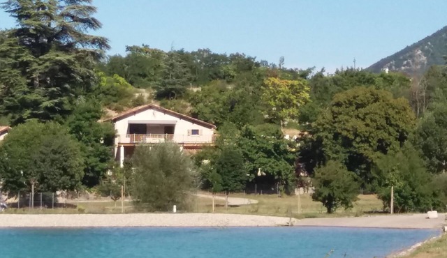 Holiday house between lake and mountain