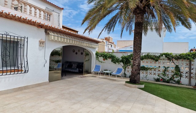 HOLIDAY HOUSE DIRECTLY BY THE SEA