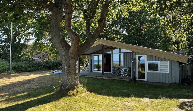 Holiday house in 1st row to nice beach