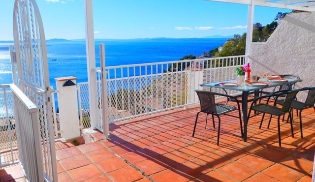 Holiday house in Roses 5 minutes walk from the beach of Canyelles, Roses
