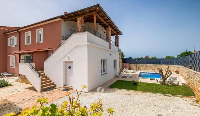 Holiday House in Šikići with Pool and Gym