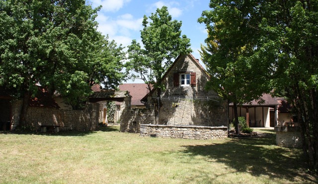 HOLIDAY HOUSE IN STYLE PÉRIGOURDIN, QUIET IN THE COUNTRYSIDE