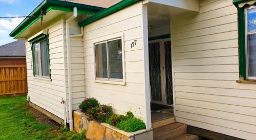 Holiday House in Sunbury Centre
