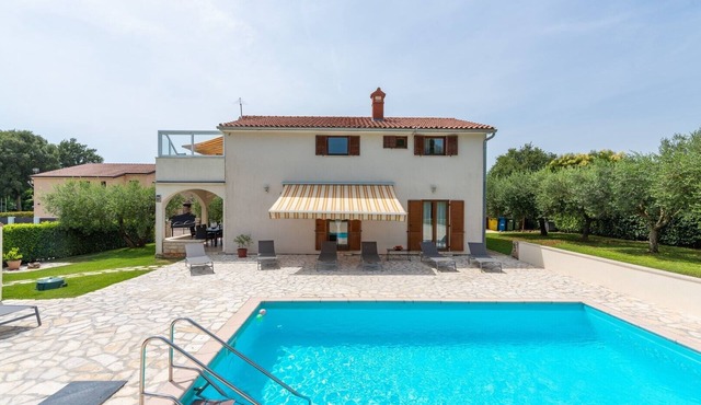 Holiday House Iris with Private Pool