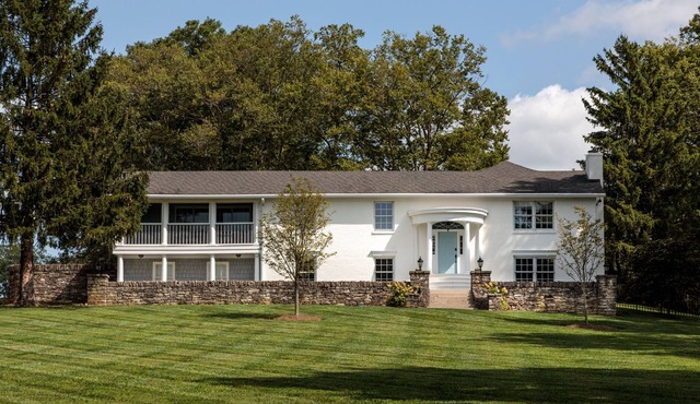 HOLIDAY HOUSE - Kentucky Bluegrass Home on Champion Thoroughbred Farm