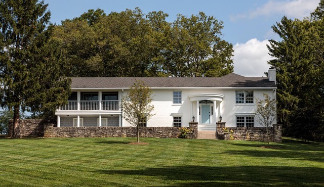 HOLIDAY HOUSE - Kentucky Bluegrass Home on Champion Thoroughbred Farm