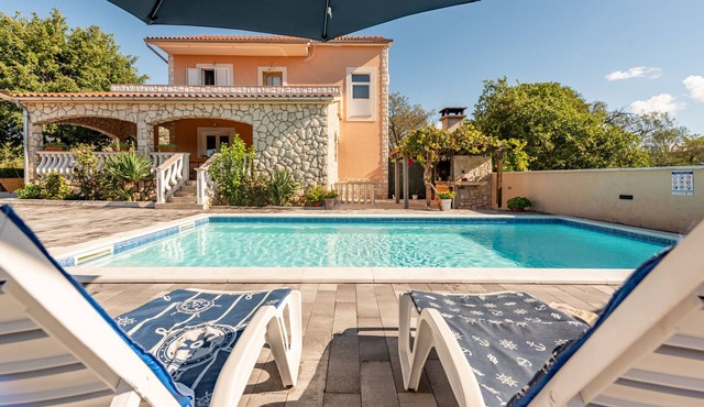 Holiday House Laetitia with pool