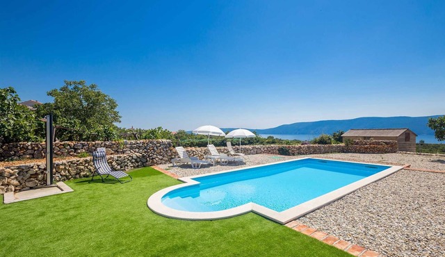 Holiday house LARA with swimming pool and spacious outdoor area