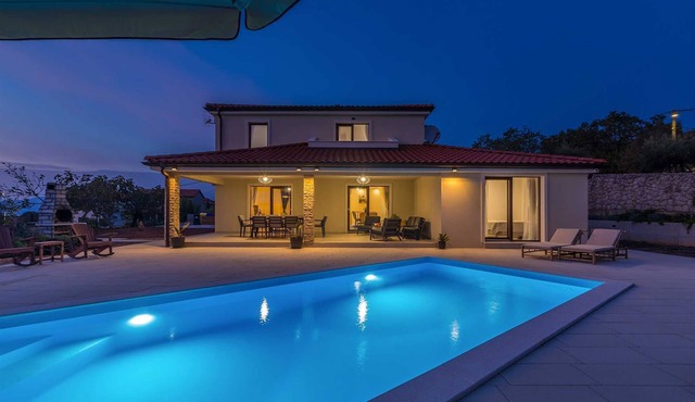 Holiday house LUNA with pool
