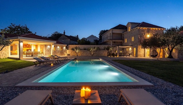 Holiday house Mara with 4 bedrooms, private pool, summer kitchen, panoramic valley views