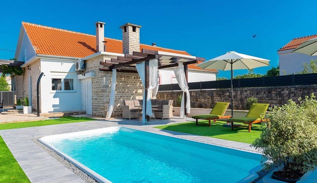 Holiday house Marcella with pool and gorgeous lounging area