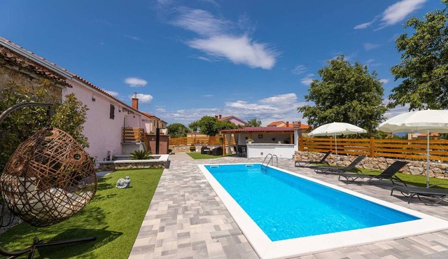 Holiday house Meri with a heated Pool