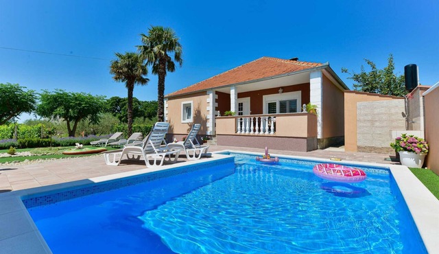 Holiday House Meri with pool in a peaceful area