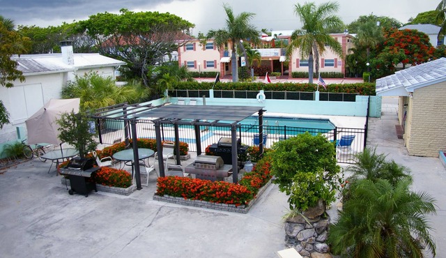 Holiday House Motel