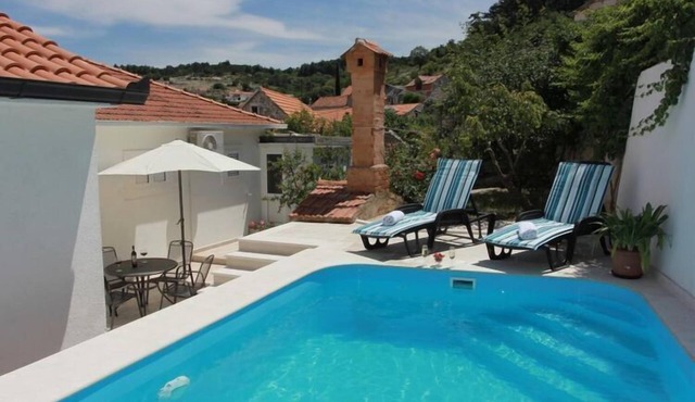 Holiday House Pine Tree - Three Bedroom Holiday Home with Pool