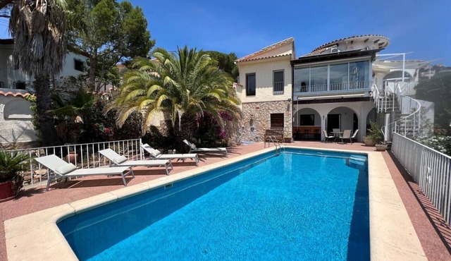 Holiday house - privatpool + glass fiber, views + aircondition, Wallbox (3,7kW)