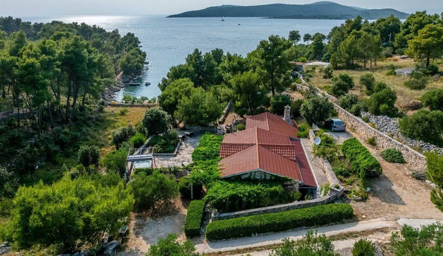 Holiday House Robinson- beachfront jewel with a jacuzzi by MyWaycation