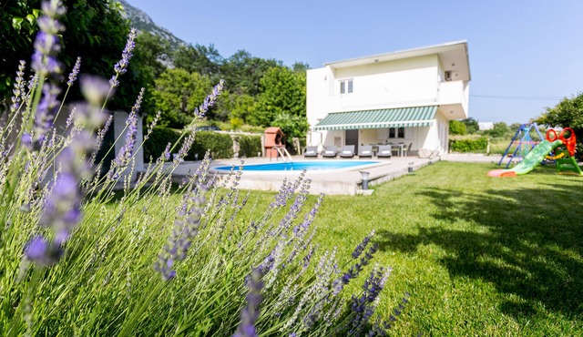 Holiday house Rocky with private pool and parking