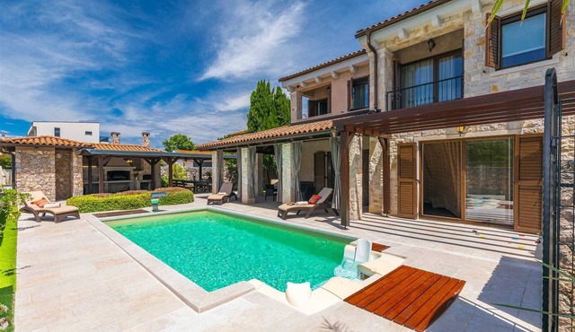 Holiday house SEASCAPE I with heated pool and spacious garden