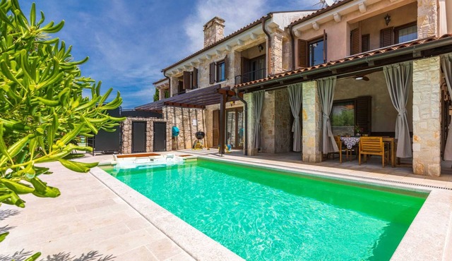 Holiday house SEASCAPE II with heated pool near the sea