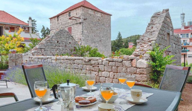 Holiday house Sunshine in center of Jelsa - EOS CROATIA