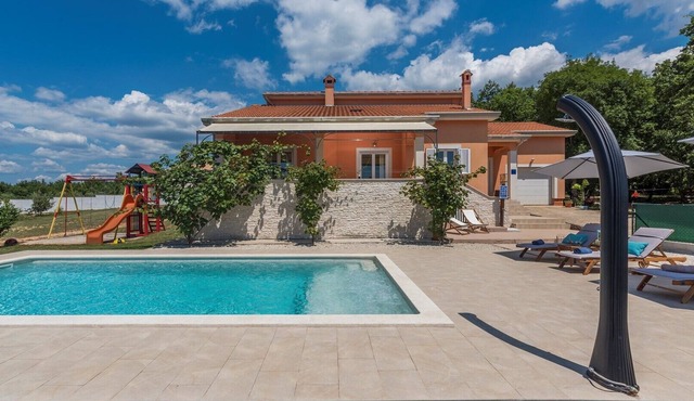 Holiday House Tana with Private Pool and garden