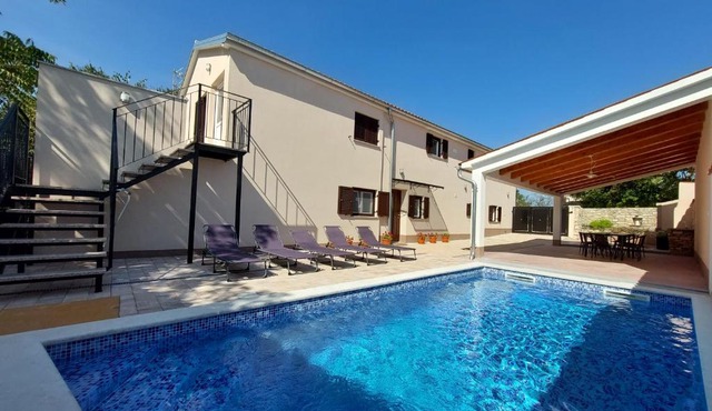 Holiday House Teza