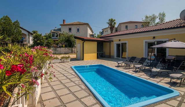 Holiday House Tonica with Pool