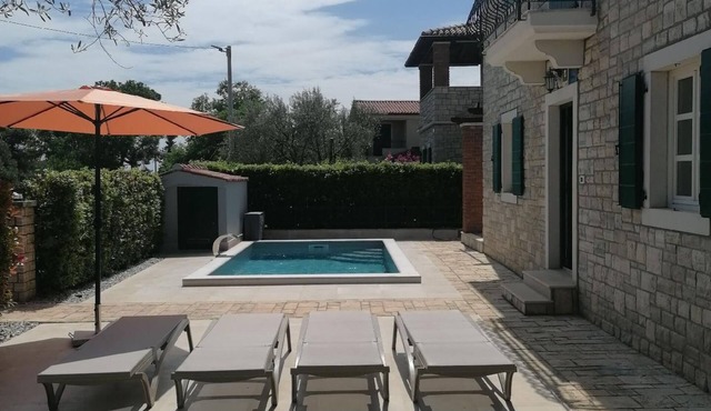 Holiday house Villa Nika with an outdoor whirlpool