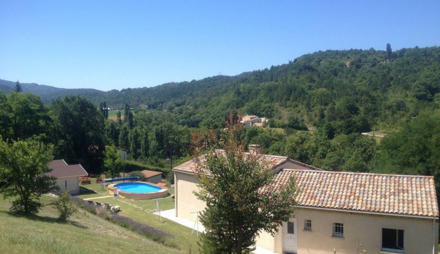 HOLIDAY HOUSE with 2 small chalets