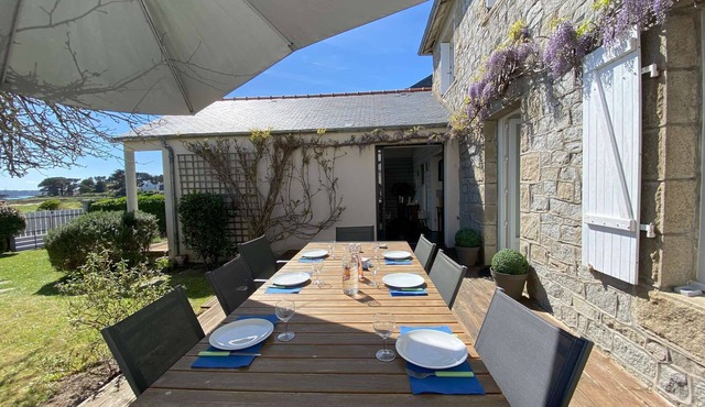 Holiday house with sea view in Île Grande with WiFi connection