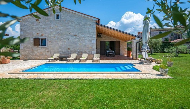 Holiday house with 3 bedrooms, open outdoor kitchen and swimming pool