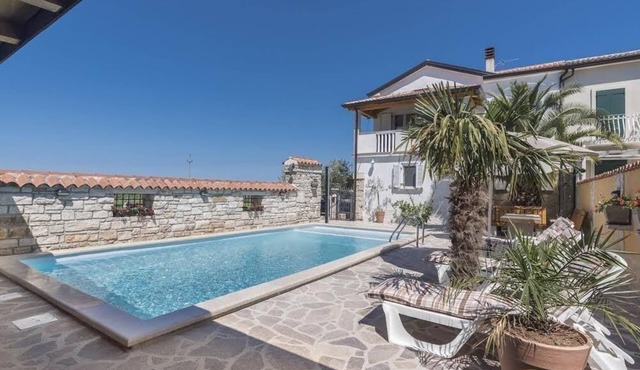 Holiday house with a heated pool and a sea view
