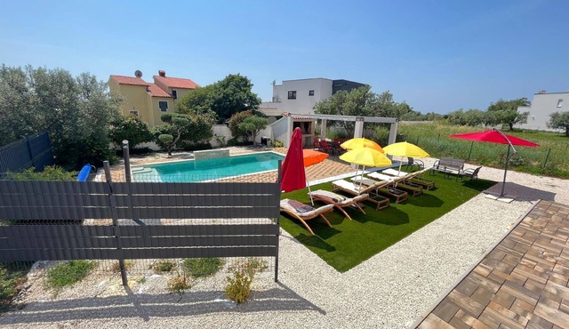 Holiday house with a private heated swimming pool