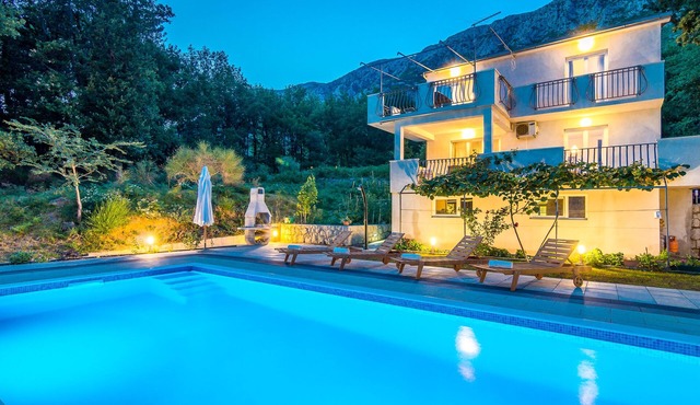 Holiday house with a private pool