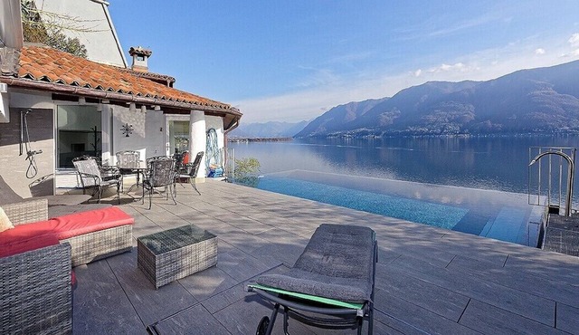 Holiday house with 180° panoramic view, heated, private infinity pool and terrac