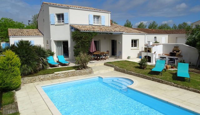 Holiday house with heated pool