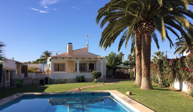 Holiday house with large pool, palm garden and additional. Outside kitchen. Close to the beach!