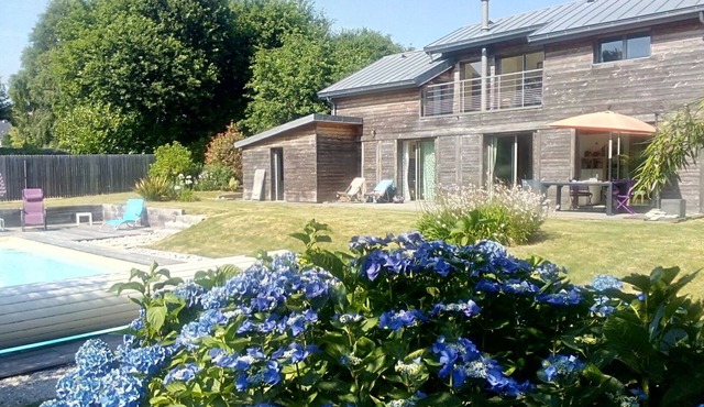 Holiday house with pool in Beg-Meil