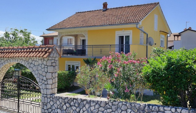 Holiday house with pool