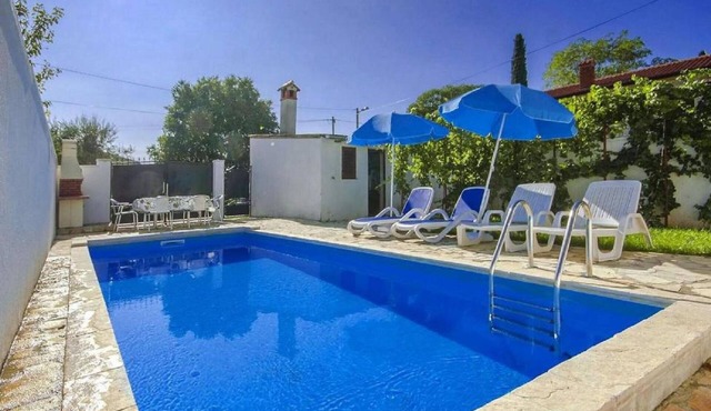 Holiday house with pool, 4-6 persons, not far from Poreč, pets are allowed.