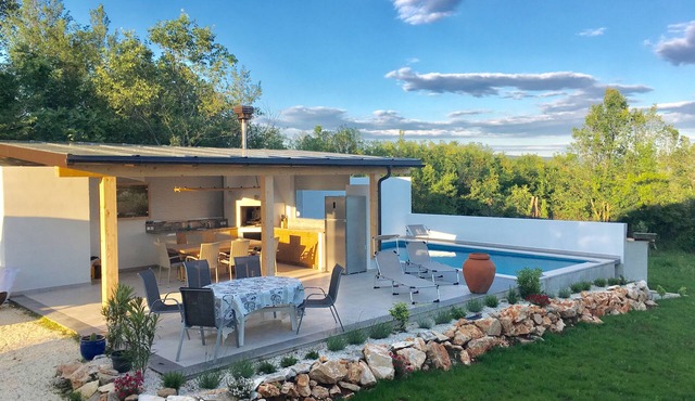 Holiday house with pool and summer kitchen, only 5 min. from the beach