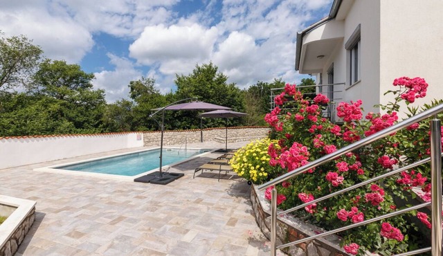 Holiday house with private pool, sun terrace and gazebo with BBQ